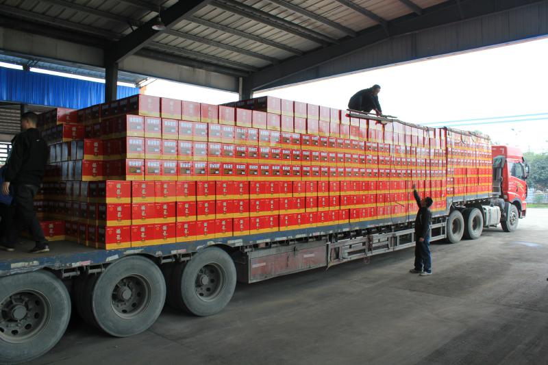 21日下午,邛崃一家酒企员工正在将酒成件搬上货车,运往外地市场.