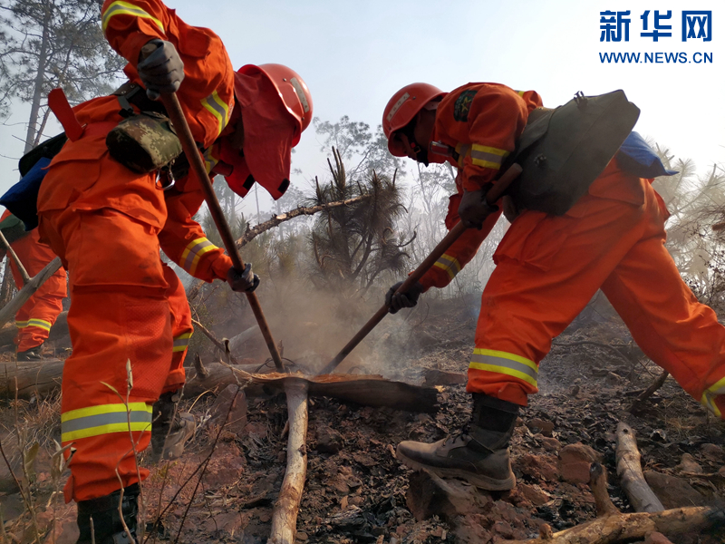 3月31日,救援人员在火灾现场灭火.